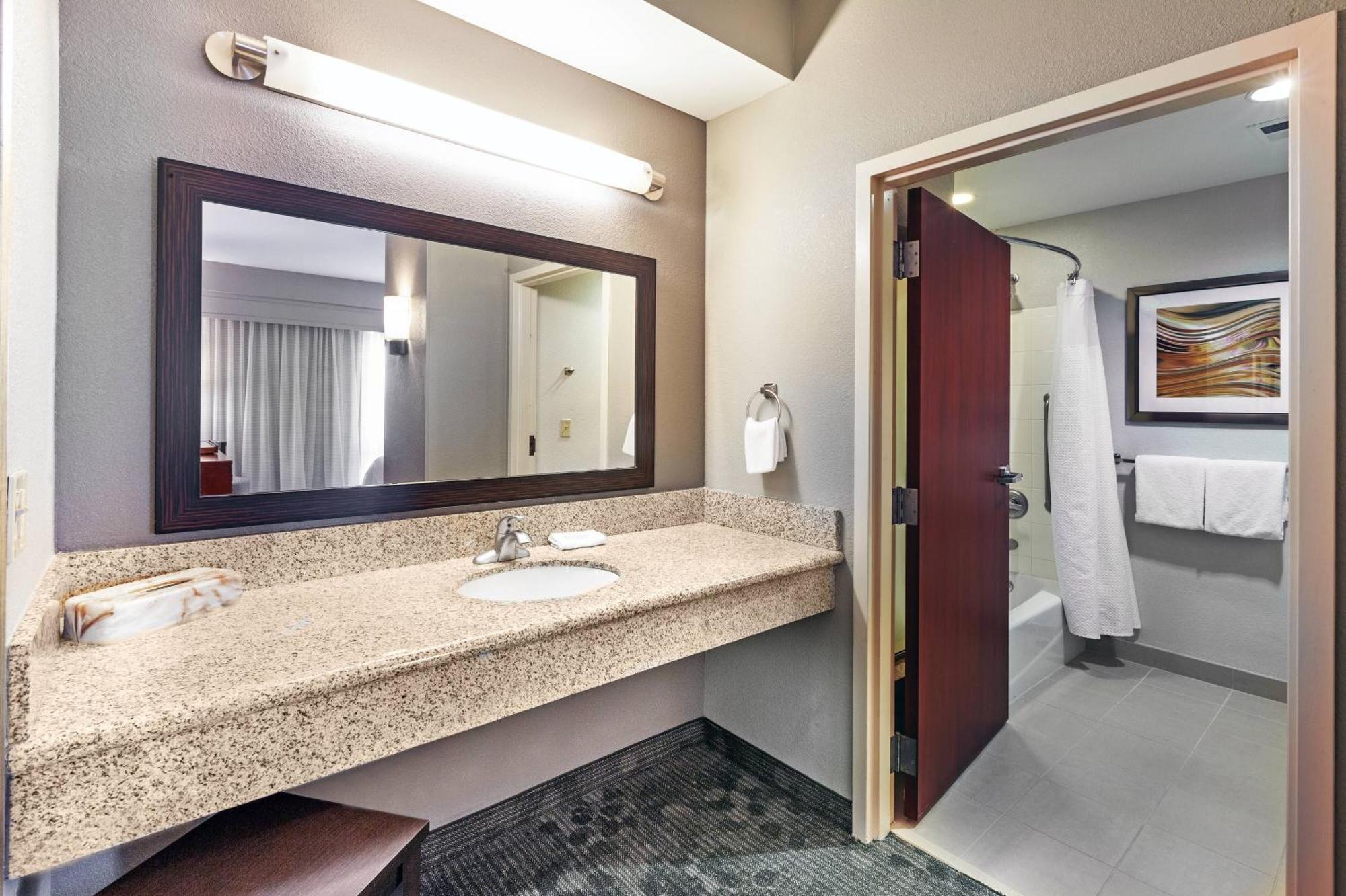 Courtyard By Marriott Tulsa Woodland Hills Hotel Exterior photo