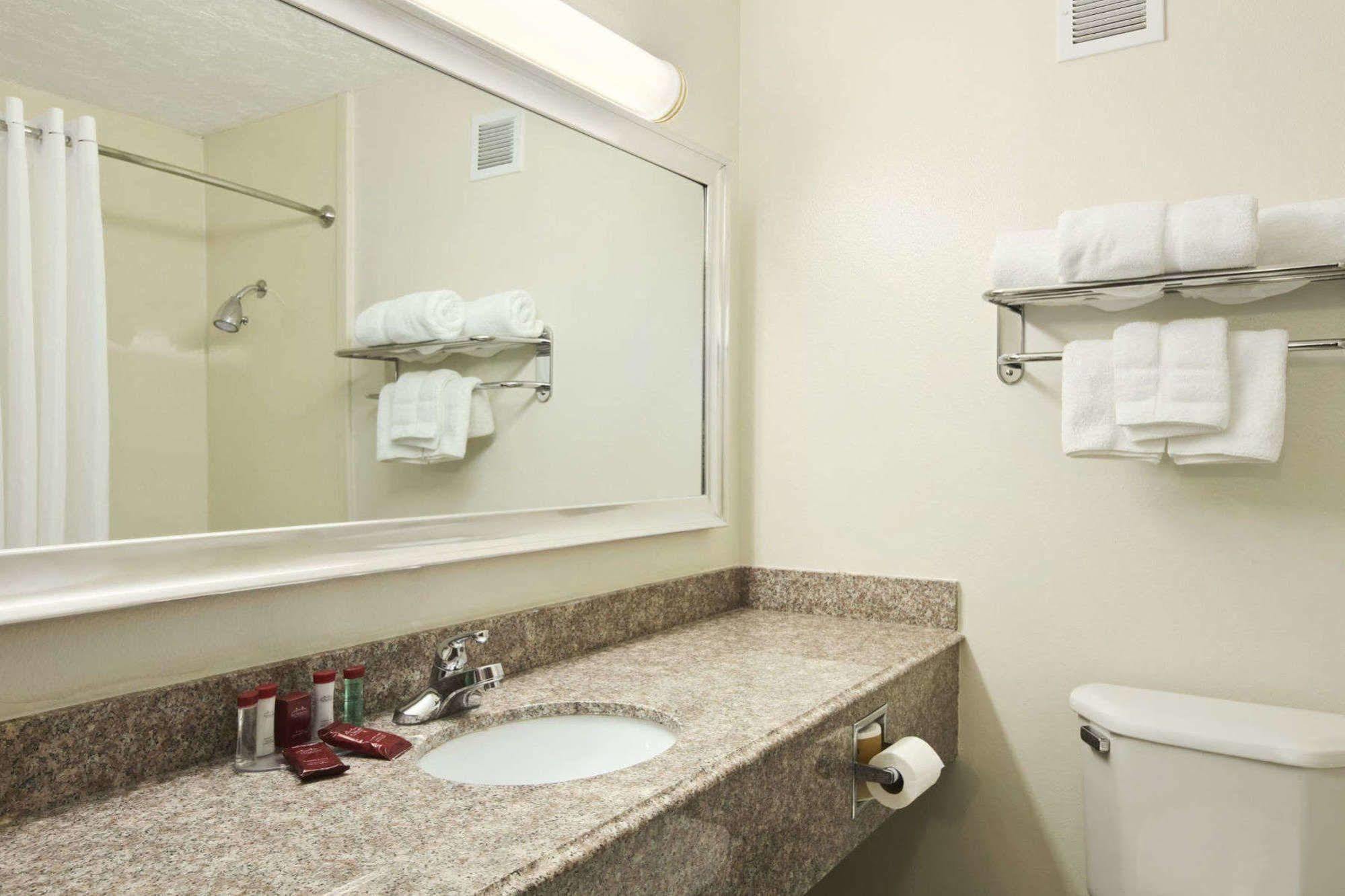 Courtyard By Marriott Tulsa Woodland Hills Hotel Exterior photo
